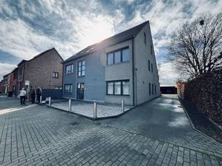 Dit duplex appartement is gelegen op de eerste verdieping in het centrum van Beveren. U beschikt over een achterliggende autostaanplaats,...