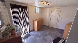 <p><span>CENTRAAL GELEGEN WONING MET RUIME MOGELIJKHEDEN NABIJ HET CENTRUM VAN GERAARDSBERGEN</span></p><p><span>Bent u op zoek naar een instapklare woning met een centrale ligging en uitbreidingsmogelijkheden? Dan is deze woning beslist een bezoek waard!</span></p><p><span>De woning bevindt zich op wandelafstand van het centrum van Geraardsbergen en geniet van een uitstekende bereikbaarheid. Het station, winkels, scholen en andere voorzieningen bevinden zich in de onmiddellijke omgeving.</span></p><p><span>Op het gelijkvloers komt u binnen via de inkomhal, die toegang biedt tot een ruime en lichtrijke leefruimte met een open, volledig uitgeruste keuken. Verder vindt u op deze verdieping een comfortabele badkamer, voorzien van een lavabomeubel, douche en ligbad.</span></p><p><span>De eerste verdieping beschikt momenteel over twee ruime slaapkamers. De grote slaapkamer aan de voorzijde kan eenvoudig worden opgesplitst, waardoor een derde slaapkamer kan worden gecreëerd.</span></p><p><span>Ook de zolder biedt tal van mogelijkheden. Mits afwerking kan deze worden ingericht als extra slaapkamer met een bijkomende badkamer, ideaal voor grotere gezinnen of wie extra ruimte wenst.</span></p><p><span>Buiten geniet u van een ruim terras waar u in alle rust kunt ontspannen. Dankzij de sectionaalpoort is er bovendien de mogelijkheid om uw wagen op het eigen perceel te parkeren.</span></p><p><span>Extra troeven:</span></p><ul><li><span>Centrale ligging op wandelafstand van het centrum.</span></li><li><span>Ruime en lichtrijke leefruimte.</span></li><li><span>Open, volledig uitgeruste keuken.</span></li><li><span>Mogelijkheid tot 3 à 4 slaapkamers.</span></li><li><span>Uitbreidingsmogelijkheden op de zolder.</span></li><li><span>Ruim terras.</span></li><li><span>Parkeermogelijkheid op eigen terrein.</span></li><li><span>Centrale verwarming op aardgas.</span></li></ul><p><span>Interesse? Reageer op deze advertentie voor meer informatie of een bezoek. Wij nemen vervolgens telefonisch contact met u op om een afspraak in te plannen.</span></p>
