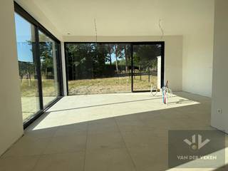 <u><strong>Ruime en volledig afgewerkte half open BEN-woning met 3 slaapkamers te bewonderen in het gezellige Kermt.</strong><br /><br /><strong>Afwerking zit in het voorziene budget (ook de tuin, terras en inrit!).</strong></u><br /><br /><u><strong>TROEVEN</strong></u><br />- Bijzonder energiezuinig <br />- Moderne architectuur en praktische indeling<br />- Voldoende parkeergelegenheid<br />- Kwalitatieve afwerking<br />- Terras en oprit aangelegd<br />- Goede bereikbaarheid<br /><br />Op de Diestersteenweg in Kermt, op slechts 10 minuutjes van het bruisende stadscentrum, vinden we dit mooi staaltje architectuur van architect Koen Laurijssens terug. Het betreft twee halfopen nieuwbouwwoningen, die van buitenaf gezien samen één mooi, modern geheel vormen.<br /> <br />Huisnummer 261A is de linkse woning: je beschikt over een bewoonbare oppervlakte van 176 m², een carport en een mooie tuin. Gelijkvloers komen we binnen via de inkomhal, waar een apart toilet voorzien is en je toegang hebt tot de technische bergruimte. De leefruimte werd ingedeeld met oog voor privacy en esthetiek: het zitgedeelte werd gecreëerd als een aparte hoek, maar is toch niet volledig afgesloten van de keuken en het eetgedeelte. In de leefkeuken, waar meer dan ruimte genoeg voorzien is voor een grote eettafel waar heel het gezin kan vertoeven, kan eveneens een bureau of extra opbergruimte (denk aan bijvoorbeeld mooie inbouwkasten) geplaatst worden. Met een prachtig uitzicht over je eigen achtertuin is het op de gelijkvloerse verdieping ultiem genieten van heerlijke momenten met het gezin. <br /><br />Via de trap bereik je de eerste verdieping, waar 3 volwaardige slaapkamers werden voorzien, evenals de badkamer en een tweede apart toilet. <br /><br />De keuken en badkamer kan momenteel nog zelf worden gekozen naar eigen smaak. Zo wordt uw huis een echte thuis!  <br /><br />De aanwezige voetweg (momenteel niet in gebruik) zal omheind worden.                                                      <br /><br />Interesse gewekt ? Laat gerust uw gegevens achter en Koen neemt zsm contact met u op.<br /> 