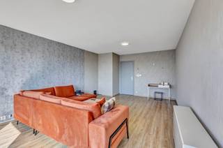 <p>Voor meer info of een bezoek, bel 053 59 49 32 - Op het dorp<strong> </strong>van Moorsel bevindt zich dit <strong>appartement met twee slaapkamers op de tweede verdieping. </strong>Bij het binnentreden van het appartement hebben we een ruime inkomhal, die toegang geeft tot de<strong> lichtrijke leefruimte</strong>. Vanuit deze leefruimte kunnen we een <strong>aangenaam terras betreden achteraan het gebouw</strong>, wat extra rust meebrengt. <strong>De keuken is volledig vernieuwd </strong>en geeft toegang tot een ruime berging. Verder zijn er <strong>twee slaapkamers</strong>. <strong>De volledig vernieuwde badkamer</strong> is voorzien met een inloopdouche en een lavabo. Daarnaast beschikt het appartement over een apart toilet. Het dak van het appartementsgebouw werd eind 2025 volledig vernieuwd. Ook de dakramen is dit appartement zijn volledig nieuw. Tevens is er gemeenschappelijke kelder die kan gebruikt worden door alle eigenaren. <strong>EPC-label D (geen renovatieverplichting)- Asbest-veilig</strong> - Gelegen te Moorsel (Aalst)</p>