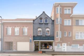 Interessante aankoopprijs voor een groot woonvolume!<br />Deze verrassend ruime rijwoning met gezellige stadstuin vinden we op 400m van shoppingcenter Frunpark, alsook supermarkten, school, bakker,... Ook het station van Izegem ligt op een ruime km afstand, oprit E403 bereikbaar binnen 5km!<br /><br />De woning werd in 2008-2009 grondig vernieuwd. Op heden vragen enkel de badkamer en keuken een vernieuwing. <br />Het gelijkvloers bestaat uit een oude commerciële ruimte die heel makkelijk tot garage kan omgebouwd worden (mits plaatsing garagepoort en nieuwe voordeur). De wasplaats is hierin ook aanwezig. Verder gaan we door naar de (trap)hal met toegang tot een droge kelder alsook de ruime en lichtrijke woonkamer, toilet en de keuken met toegang tot de zongerichte stadstuin (zuid).<br />De eerste (tussen)verdieping omvat twee ruime slaapkamers, met op het tweede niveau de badkamer (wastafel, douche, toilet) en nog een derde slaapkamer.<br /><br />Via een vaste trap bereiken we de tweede verdieping bestaande uit een polyvalente ruimte met toegang tot 2 kleinere slaapkamers. Op dit verdiep is ook een nachttoilet geïnstalleerd.<br />De woning, met een bruikbare oppervlakte van 209m², is uiterst geschikt voor grotere gezinnen die de centrale ligging ook weten te appreciëren.<br /><br />De woning wordt verwarmd via centrale verwarming, in de keuken bevindt zich een afzonderlijke (te vernieuwen) gaskachel. EPC label E => woning onderhevig aan renovatieplicht.<br /><br />Het herschilderen van de voorgevel en het wijzigen van de commerciële gelijkvloerse ruimte tot een garage/fietsenberging, zijn heel interessante opties om deze woning volledig te optimaliseren. Sommige afbeeldingen zijn AI-bewerkt om kandidaten een mooi beeld te geven van de mogelijkheden met de voorgevel en winkelgedeelte.<br />Interesse gewekt? Contacteer Sarah voor meer info of een plaatsbezoek!