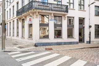 Dans un emplacement d'angle de premier plan sur la Lange Klarenstraat, en continuité avec la Lange Nieuwstraat entièrement réaménagée, se trouve cet espace commercial exceptionnellement spacieux avec une forte visibilité commerciale pour vos activités.<br /><br />Son emplacement central, à distance de marche de la Meir, combine une accessibilité excellente avec un passage et une visibilité continus. De plus, l'espace public réaménagé autour de la propriété renforce le caractère représentatif de cet emplacement.<br /><br />L'espace commercial s'étend sur plusieurs niveaux et se distingue par ses vastes surfaces ouvertes. Au rez-de-chaussée se trouve un espace commercial généreux, relié au niveau supérieur où des espaces commerciaux ou de travail supplémentaires et un bureau séparé sont prévus.<br /><br />Un atout majeur est le sous-sol, avec environ 180 m² d'espace de stockage, de travail et d'entreposage pleinement fonctionnel. Il comprend différentes zones de stockage, un atelier, un espace pour les machines, un espace d'expédition, un vestiaire et des toilettes.<br /><br />Sur le plan logistique, la propriété est exceptionnellement bien conçue. L'emplacement de parking privatif se trouve directement à l'entrée de l'espace de stockage, ce qui rend le chargement et le déchargement avec un camionnette particulièrement facile. De plus, une ouverture est déjà prévue depuis l'espace de stockage pour l'installation d'un monte-charge vers l'espace commercial au rez-de-chaussée. Une valeur ajoutée importante pour les activités nécessitant un déplacement régulier de marchandises, de matériaux ou de collections entre les deux niveaux.<br /><br />Grâce à la combinaison de visibilité, d'un espace de stockage étendu et d'une logistique efficace, la propriété convient à une grande variété de concepts. Pensez à un magasin haut de gamme, une salle d'exposition, un studio d'intérieur ou de design, un atelier créatif, une galerie, un concept store, un bureau avec fonction de salle d'exposition ou une entreprise souhaitant combiner espace commercial, production, stockage ou présentation.<br /><br />Détails spécifiques<br />- Emplacement d'angle de premier plan dans le centre d'Anvers<br />- À distance de marche de la Meir<br />- Espace bureau séparé<br />- Environ 180 m² d'espace de stockage et de travail<br />- Emplacement de parking privatif directement à l'entrée de l'espace de stockage<br />- Chargement et déchargement très facile avec une camionnette<br />- Ouverture pour un monte-charge entre l'espace de stockage et l'espace commercial déjà prévue<br />- Convient à une grande variété d'utilisations commerciales et créatives<br />- Parking public et transports en commun à proximité immédiate