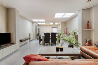 Deze charmante woning in de Monseigneur De Haernestraat 6 is perfect als starterswoning of rendabele investering. De ligging is uitstekend: nabij invalswegen, winkels, scholen en openbaar vervoer, met een vlotte verbinding naar omliggende steden.Via de inkomhal kom je in de lichtrijke leefruimte met gezellige houtkachel, een volledig geïnstalleerde open keuken en een ruime badkamer. Extra troeven zijn de ingemaakte kasten die volop bergruimte bieden. Op de eerste verdieping zijn twee comfortabele slaapkamers aanwezig. Via de vaste trap heb je nog een extra slaapkamer / bureauruimte op de zolderverdieping. Buiten geniet je van een gezellige tuin met aangenaam terras, perfect om te ontspannen het hele jaar door!IndelingGelijkvloers:- Praktische inkomhal- Lichtrijke en ruime leefruimte met sfeervolle houtkachel en bureauruimte- Volledig geïnstalleerde open keuken- Bureauruimte met ingemaakte kasten voor extra bergruimte- Badkamer voorzien van een dubbele wastafel, ligbad en doucheEerste verdieping:- Nachthal met toegang tot 2 ruime slaapkamersZolderverdieping:- Extra slaapkamer / bureauruimteBuiten geniet je van een zeer leuke en onderhoudsvriendelijke tuin, voorzien van een overdekt terras om het hele jaar door van het buitenleven te genieten, én een praktisch tuinhuis voor extra opbergruimte of hobbygebruik.Extra troeven?- Condensatieketel Viessmann (2020)- Conforme elektriciteit- Geen renovatieverplichtingVoor meer info of een bezoek, contacteer Mathias via 0472 18 39 90 of mathias.lauwyck@dewaele.com!