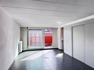 <p><span>Ruim duplex appartement met 2 slaapkamers en 2 terrassen gelegen vlakbij het centrum van Ekeren.</span></p><p><span> </span></p><p><span>Op het gelijkvloers is er een gemeenschappelijke fietsenstalling.</span></p><p><span> </span></p><p><span>Onmiddellijk beschikbaar.</span></p>