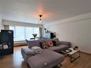 <p><span>BORNEM </span><span>- Bent je op zoek naar een instapklaar appartement in het centrum van Bornem? Dan is dit pand misschien geschikt voor jou!</span></p><p><span> </span></p><p><span>Enkele troeven op een rij:</span></p><ul><li><span>Goede centrale ligging in de winkelstraat vlakbij scholen en openbaar vervoer.</span></li><li><span>Betaalbaar wonen</span></li><li><span>Instapklaar</span></li></ul><p><span> </span></p><p><span>Indeling:</span></p><p><span>Het appartement is gelegen op de derde verdieping zonder lift. </span></p><p><span>Inkomhal, woonkamer, ingerichte keuken (kookvuur, dampkap, oven), ingerichte badkamer (toilet, lavabomeubel, douche), twee slaapkamers, terras achteraan.</span></p><p><span>Verbruik verwarming en (warm) water zijn inbegrepen in de algemene onkosten.</span></p><p><span> </span></p><p><span>Onmiddellijk </span><span>beschikbaar</span></p><p><span>Huurprijs</span><span>: € 715 + € 100 algemene onkosten (inclusief verwarming en (warm) water)</span></p><p><span>EPC</span><span>: 316</span></p><p><span> </span></p><p><span>Ben je benieuwd naar dit mooie appartement in het hart van Bornem? Vraag dan snel je bezoek aan via onze website!</span></p>