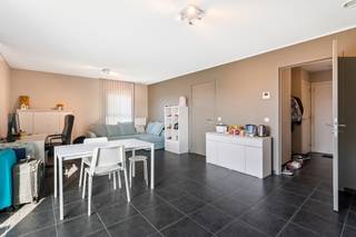 Dit 1 slaapkamer appartement is gelegen op wandelafstand van het station en de winkels. Het appartement werd in 2014 gebouwd.<br />Het is gelegen op de bovenste verdieping en vlot bereikbaar met een lift.<br /><br />Het beschikt over een open keuken, deze is ingericht met degelijke materialen en voorzien van een keramische kookplaat, ijskast met diepvriezer en een combi oven. De badkamer is voorzien van een douche en lavabo in meubel. Het gastentoilet is apart.<br />Er is een aparte berging voor de wasmachine en droogkast.<br /><br />Het appartement heeft overal verlichtingsarmaturen, ophangsystemen voor een schilderij en lamellen aan de ramen zodat het volledig instap klaar is.<br />In de kelder is er 1 staanplaats voor een wagen, hiervoor moet er maandelijks 20 euro worden betaald.<br /><br />Verder is er een afgesloten kelderberging.<br />Het ventilatiesysteem is een C+ .<br /><br />Voor de verwarming wordt er maandelijks een voorschot gevraagd van 40 euro .<br />De gemeenschappelijke kosten bedragen 50 euro. <br /><br />Zeer energiezuinig appartement.
