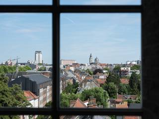 <p><strong>Appartement avec vue panoramique sur la ville à un emplacement de choix près de la Coupure</strong><br /><br />Pour plus d'informations : info@carloeggermont.be<br /><br />Ce coin appartement à rafraîchir est situé au sixième étage d'un immeuble résidentiel à l'intersection de l'avenue des Martyrs et de la Bijlokevest. Grâce à son emplacement central, vous bénéficiez d'une vue panoramique sur le centre-ville de Gand, à distance de marche de la Coupure, de la Kouter et des principales rues commerçantes.<br /><br />Avec une surface brute de 104 m² (excl. balcon), l'appartement dispose d'une disposition logique et pratique. Le hall d'entrée avec WC invités donne accès à l'espace de vie lumineux, à la cuisine et au balcon. De plus, il y a deux chambres spacieuses et une salle de bains centrale avec un second toilet.<br /><br />Les grandes fenêtres assurent une abondante luminosité et renforcent le caractère ouvert de l'appartement. Avec un rafraîchissement réfléchi, ce bien représente une opportunité intéressante dans un emplacement prisé. L'appartement obtient en outre un label EPC favorable C (228 kWh/m²/an).<br /><br />À partir du 1er septembre 2026, la façade avant et latérale de la résidence sera renouvelée. La répartition finale des coûts pour ces travaux est actuellement en cours de demande.<br /><br />Un garage privatif et une cave sont à acquérir séparément pour 35 000 €.<br /><br /><strong>En résumé, un appartement spacieux et lumineux avec beaucoup de potentiel, un excellent emplacement et une vue exceptionnelle sur la ville.</strong></p>