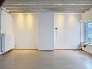 Kortrijksepoortstraat 7B: Centraal gelegen 1 slaapkamer appartement met indeling als volgt:
Lichtrijke leefruimte met open keuken, badkamer met douche, berging met aansluiting wasmachine, apart toilet, slaapkamer.
€750 (excl. EGW)
Onmiddellijk beschikbaar