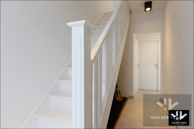 Volledig gerenoveerde en instapklare woning met gezellige stadstuin - foto 2