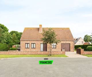 In de rustige en gegeerde Jean Jaureslaan stellen wij met trots deze charmante alleenstaande villa te koop voor. De woning is gelegen in een doodlopende straat, binnen een serene en exclusieve residentiële omgeving. Het bruisende stadscentrum bevindt zich op korte wandel- of fietsafstand, waardoor u hier geniet van een ideale combinatie tussen rust en bereikbaarheid.<br /><br />Bij het binnenkomen wordt u verwelkomd in een inkomhal die toegang geeft tot de aangename en ruime leefruimte. De woonkamer en eetplaats sluiten mooi op elkaar aan en creëren samen een warme, open leefomgeving. Aansluitend bevindt zich de keuken, met zicht op de fraai aangelegde tuin. De woning beschikt bovendien over een ruime garage, ideaal voor het parkeren van een wagen en het stockeren van fietsen en materiaal.<br /><br />Verder omvat de woning twee comfortabele slaapkamers en een verzorgde badkamer, uitgerust met een lavabomeubel, toilet en inloopdouche, wat zorgt voor dagelijks comfort.<br /><br />De zolder is vandaag niet ingericht als woonruimte, maar vormt een waardevolle extra zone binnen de woning. Deze ruimte kan desgewenst worden omgevormd tot bijkomende kamers, een hobbyruimte of extra berging, afhankelijk van uw noden en toekomstplannen. Hierdoor ontstaat er extra flexibiliteit om de woning verder uit te breiden of te personaliseren.<br /><br />De villa verkeert in een zeer verzorgde en goed onderhouden staat. Daarnaast is ze uitgerust met dubbele beglazing, een geïsoleerd dak en een condenserende gasketel, wat bijdraagt aan het wooncomfort en de energie-efficiëntie.<br /><br />De woning beschikt bovendien over een logiesdecreetnummer, waardoor ze perfect kan worden gebruikt als vakantiewoning of voor toeristische verhuur. Dankzij de uitstekende ligging en de royale ruimtes vormt dit een bijzonder interessante investeringsopportuniteit.<br /><br />Buiten geniet u van een mooi aangelegde tuin, waar het heerlijk vertoeven is tijdens zonnige dagen, ideaal om te ontspannen of gasten te ontvangen.<br /><br />Bent u op zoek naar een rustig gelegen woning met een uitstekende ligging nabij het centrum? Plan dan vandaag nog uw bezoek en ontdek het potentieel van deze eigendom.<br /><br />