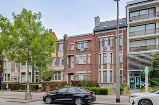 <p><span>Deze uitzonderlijk </span><span>ruime woning</span><span> is gelegen aan de Bredabaan in Merksem, vlak bij winkels, scholen en openbaar vervoer. Dankzij een bewoonbare oppervlakte van maar liefst </span><span>415m²</span><span> (cfr. EPC) biedt het pand veel mogelijkheden voor een groot gezin, een combinatie van wonen en werken of wie simpelweg op zoek is naar heel veel ruimte.</span></p><p><span> </span></p><p><span>De woning beschikt over een grote leefruimte, een geïnstalleerde keuken en </span><span>zes ruime slaapkamers</span><span>. Hoge plafonds en authentieke elementen zorgen voor karakter en veel lichtinval. Achteraan bevindt zich een grote, groene </span><span>tuin</span><span>: een zeldzame troef op deze centrale locatie.</span></p><p><span> </span></p><p><span>Indeling</span></p><p><span>- ruime inkomhal</span></p><p><span>- grote leefruimte</span></p><p><span>- geïnstalleerde keuken</span></p><p><span>- zes slaapkamers</span></p><p><span>- badkamer</span></p><p><span>- praktische berg- en wasruimtes</span></p><p><span>- grote, groene tuin</span></p><p><span> </span></p><p><span>Troeven:</span></p><p><span>- maar liefst 415m² bewoonbare oppervlakte</span></p><p><span>- uitzonderlijk veel ruimte en mogelijkheden</span></p><p><span>- grote tuin</span></p><p><span>- geschikt voor een groot gezin of combinatie wonen en werken</span></p><p><span>- authentieke elementen en hoge plafonds</span></p><p><span>- centrale ligging in Merksem</span></p><p><span>- winkels en openbaar vervoer vlakbij</span></p><p><span> </span></p><p><span>Ben jij geïnteresseerd in deze ruime woning in Merksem, ben je op zoek naar ander vastgoed of wens je de waarde van jouw eigendom te kennen? Dan ben je bij BOLT immo aan het juiste adres! Wij helpen jou graag verder.</span></p>