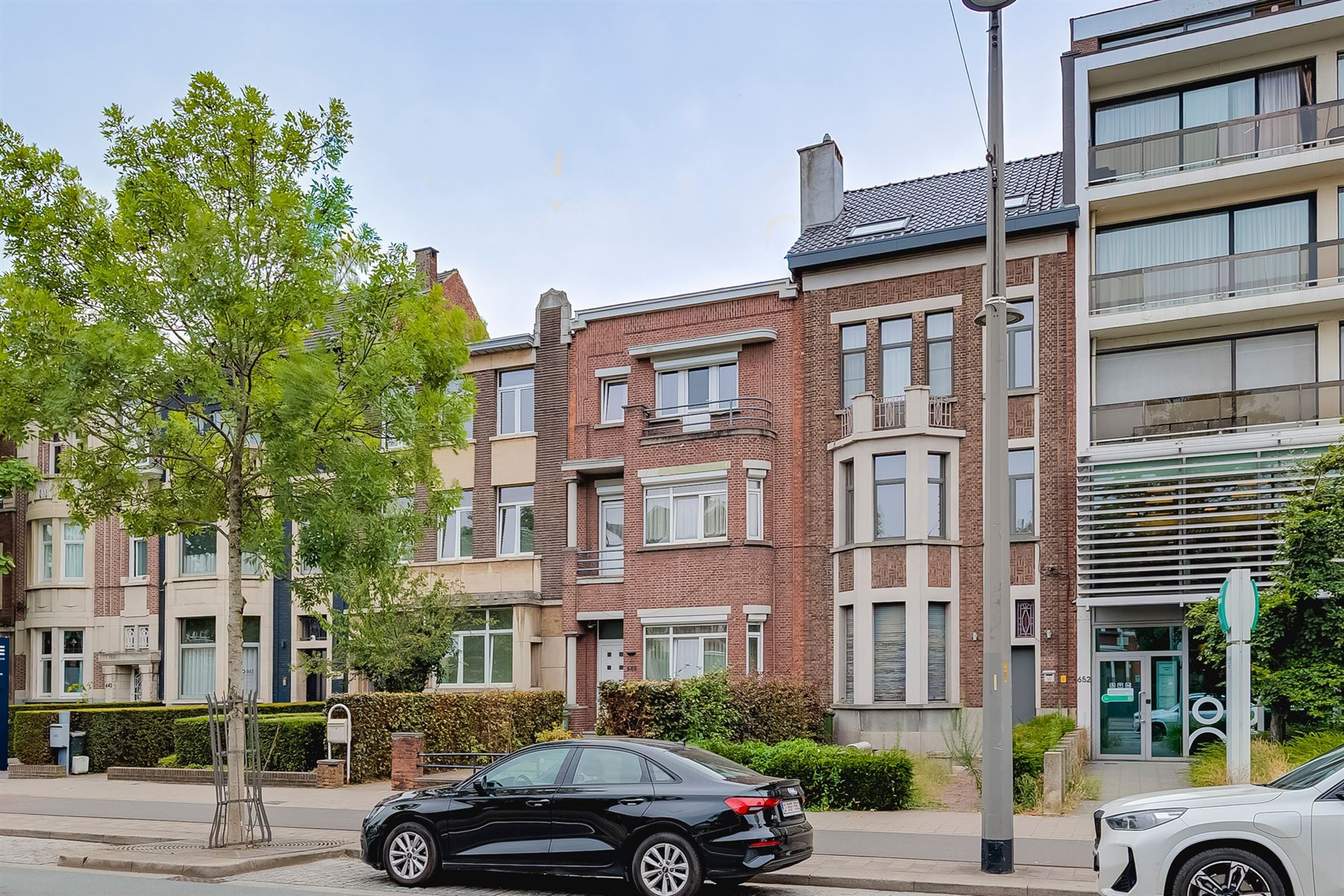 Zeer ruime woning van 415m² met grote tuin in Merksem - foto 2