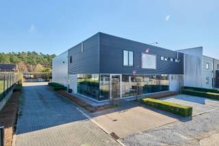 Bedrijfsgebouw van 720m² op een perceel van 1276m² gelegen op de "KMO-zone Molenheide" in Zonhoven. Deze kleinschalige bedrijvenzone is volledig omgeven door de groene omgeving "De Teut" en ligt slechts op 4km van de E314. Dit gebouw bestaat uit een toonzaal met kantoren, een werkruimte/atelier en een magazijn. Verder is er op de verdieping een volledig instapklare conciërgewoning met een mooi terras. Het gebouw is voorzien van zonnepanelen (10WP), een warmtepomp en is er waterrecuperatie voorzien. Achter het gebouw is er een verhard buitenterrein van 335m². <br /><br />KENMERKEN HAL:<br />- oppervlakte: 285m²<br />- vrije hoogte: 7m<br />- stalen constructie met geïsoleerde sandwichpanelen en steeldeck met lichtstraat<br />- elektrische sectionaalpoort<br /><br />KENMERKEN SHOWROOM - KANTOOR:<br />- oppervlakte: 220m² <br />- indeling: showroom, kantoren, sanitaire cel, refter en werkruimte<br />- veel lichtinval door de rote glasgevel<br />- voorzien van al het hedendaags comfort: zonnepanelen, airco, data-netwerk <br /><br />KENMERKEN CONCIËRGEWONING - APPARTEMENT:<br />- oppervlakte: 200m² + 20m² terras<br />- indeling: ruime woonkamer met open keuken, 2 slaapkamers waarvan één met een dressing, badkamer, berging, inkom en terras<br />- volledig instapklaar met een mooie industriële afwerking<br /><br />TROEVEN:<br />- multifunctioneel gebouw met zeer mooi appartement<br />- zonnepanelen (10WP) met groene stroomcertificaten van 280€/stuk tot 2032<br />- elektriciteitsaansluiting: 380V / 80A<br />- volledig instapklaar