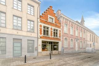 In het hart van Oudenaarde ligt dit charmante pand in het historisch stadscentrum van Oudenaarde. Het gebouw zou teruggaan tot de 16e eeuw en...