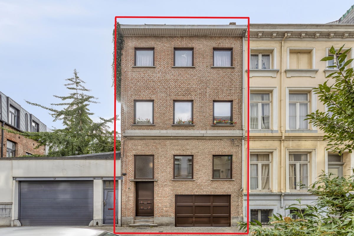 Opbrengsteigendom met garage en 3 appartementen te koop - foto 1
