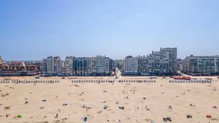 Te renoveren penthouse appartement met frontaal zeezicht en ruime terrassen te Nieuwpoort. Dit uniek appartement is gelegen op de negende verdieping van de Residentie Ter Yde en beschikt over een magnifiek zicht op zee. Bovendien is het appartement zeer centraal gelegen, vlakbij de winkelstraat en horeca.Indeling:- inkomhall (5m²)- woonkamer (16m²)- slaapkamer (6m²)- keuken (6m²) voorzien van een koelkast met diepvriesvakje, oven, kookplaat, vaatwas en wasmachine- badkamer (3m²) met douche, lavabo en toilet- binnenkamer (5m²)- terras vooraan (16m²)- terras achteraan (20m²) met opbergruimteTroeven:- prachtig zeezicht- uiterst centraal gelegen- bovenste verdiepingBent u op zoek naar een te renoveren dakappartement met frontaal zeezicht? Aarzel niet ons te contacteren.Dit pand is onderworpen aan de renovatieverplichting van de Vlaamse overheid voor residentiële gebouwen (behoudens bij sloop binnen 5 jaar na de aankoop). Consulteer voor meer informatie de website van het Vlaams Energie- en Klimaatagentschap via https://www.vlaanderen.be/een-woning-kopen/renovatieverplichting-voor-residentiele-gebouwen