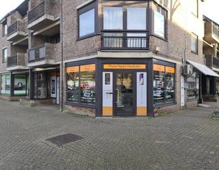 In het centrum van Houthalen en kort aan de op- en afritten van de E314 snelweg vinden we in de Vredelaan dit modern pand terug. Het winkelpand...