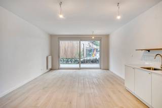 <p>ParkView is wonen op een unieke plek in Boom, waar de charme van het verleden hand in hand gaat met hedendaags wooncomfort. Op de voormalige steenbakkerijsite ontstaat een groene, goed gelegen buurt, op wandelafstand van het station, winkels, horeca én het gezellige parkplein. De Schorre en de Rupel liggen op een boogscheut, ideaal voor wie houdt van wandelen, fietsen of gewoon genieten van de natuur.<br /><br />Grand Brick is het statige, robuuste hart van het project. Hier draait alles rond ruimte, rust en kwaliteit. De warme baksteenarchitectuur en doordachte indeling zorgen voor tijdloze klasse.<br /><br />Dit appartement op de gelijkvloerse verdieping biedt 103,8 m² comfortabele woonruimte met een open leefruimte en een keuken die uitgerust is met alle hedendaagse comfort en kwalitatieve materialen. Het zuidgerichte terras van 23,2 m² sluit rechtstreeks aan op de woonkamer en zorgt voor een aangename uitbreiding van je leefruimte naar buiten.<br /><br />Er zijn 3 slaapkamers, een stijlvolle badkamer, een apart toilet en een technische berging. Het appartement is uitgerust met individuele zonnepanelen, een ventilatiesysteem type C, en behaalt een gunstig E-peil van 22, wat garant staat voor een lage energiefactuur en duurzaam wooncomfort.<br /><br />Een ondergrondse parkeerplaats en private kelderberging zijn verplicht bij aan te kopen aan €28.000 excl. 21% btw.<br /><br />Totale prijs incl. btw:<br />- Appartement: €280.000 + 21% btw = €338.800<br />- Parking + berging: €28.000 + 21% btw = €33.880<br />Totaalprijs incl. btw: €372.680 (excl. notariskosten)</p>
<p>Wonen in Grand Brick?<br />Contacteer ons vandaag nog voor een bezichtiging of meer informatie. We leiden je graag rond in dit unieke project.</p>
<p>Mail: isa@jamar.immo<br />Tel:<span> </span>03 435 31 33<span> </span>of +32 487 50 27 93</p>