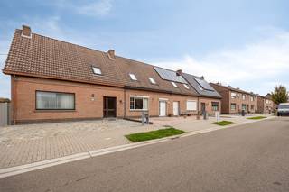 Deze charmante gesloten bebouwing is gelegen in een rustige straat net buiten het centrum van Sint-Truiden, op wandelafstand van winkels, scholen...