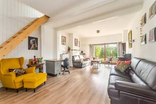 Bent u op zoek naar een aangename woning met een ruime tuin op een rustige, maar toch vlot bereikbare locatie? Dan is deze woning in Belzele, op de grens met Lievegem (Lovendegem), zeker een bezoek waard.<br /><br />Bij het binnenkomen wordt u verwelkomd in de inkomruimte, die toegang biedt tot de verschillende leefruimtes. De lichtrijke woonkamer biedt voldoende plaats voor een gezellige zit- en eetruimte. Aansluitend bevindt zich de ruime en volledig geïnstalleerde woonkeuken, voorzien van alle nodige toestellen en heel wat werk- en opbergruimte. Verder beschikt de woning over een functionele bergruimte met afzonderlijke wasruimte. De badkamer is uitgerust met een ligbad, wastafel en toilet. Op de eerste verdieping bevinden zich twee aangename slaapkamers.<br /><br />Een absolute troef van deze woning is de ruime, gunstig georiënteerde tuin met terras. Vooraan beschikt de woning bovendien over een ruime oprit met plaats voor meerdere wagens.<br /><br />Kortom, een aangename woning met een mooie bewoonbare oppervlakte, twee slaapkamers, een ruime tuin en een rustige ligging met een vlotte verbinding richting Gent en omliggende gemeenten.<br /><br />Bezoekdag woensdag 30/09/2026 van 16u tot 18u, mits het maken van een afspraak via 09 395 05 40 of verkoop@concept-home.be<br /><br />Vragen of een bezoek inplannen? Contacteer ons via verkoop@concept-home.be of 09 395 05 40.