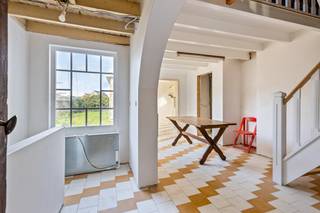 Dans la Dorpsstraat à Adinkerke (La Panne), nous trouvons cette nouvelle maison terminée avec beaucoup de potentiel. La maison est située au calme et pourtant très facilement accessible grâce à sa proximité de la gare d'Adinkerke, de La Panne, de Furnes et de l'E40. Idéal pour ceux qui recherchent une maison à vendre dans la région de La Panne qui peut encore être terminée selon leurs goûts.MISE EN PAGERez-de-chaussée :- hall d'entrée- espace de vie lumineux avec coin salon et vue sur le jardin- espace prévu pour une cuisine- extension récente avec une jolie vue dégagée sur le jardinLe premier étage a déjà été partiellement rénové, y compris l'isolation et les velux. Il y a trois chambres et une salle de bain, qui peuvent être aménagées selon vos souhaits.GÉNÉRAL- garage intérieur- jardin avec vue dégagée- endroit calme à Adinkerke (La Panne)- connexion facile à Furnes et à l'E40- projet de rénovation avec de nombreuses possibilités- sous-sol disponibleCe bien est soumis à l'obligation de rénovation imposée par le gouvernement flamand pour les bâtiments résidentiels (sauf en cas de démolition dans les 5 ans suivant l'achat). Pour plus d'informations, veuillez consulter le site web de l'Agence flamande de l'Énergie et du Climat via https://www.vlaanderen.be/een-woning-kopen/renovatieverplichting-voor-residentiele-gebouwen