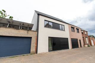 <div><div> <p>Instapklare nieuwbouwwoning met 3 slaapkamers en garage.</p><p>Deze prachtige nieuwbouwwoning is gelegen in een rustige straat in het centrum van Wijnegem. De woning werd gebouwd in 2026 en werd afgewerkt met kwalitatieve materialen en een sterke focus op energiezuinig wonen. Dankzij de vloerverwarming, zonnepanelen en moderne technieken beantwoordt deze woning volledig aan de hedendaagse woonwensen. Bovendien werd de woning volledig geschilderd en is ze instapklaar. Via de inkomhal met afzonderlijk gastentoilet komt u terecht in de ruime en lichtrijke leefruimte. De open, volledig ingerichte luxe keuken sluit naadloos aan op de woonkamer en vormt het centrale punt van de woning. Aansluitend bevindt zich de inpandige garage met sectionale poort. Vanuit de leefruimte heeft u rechtstreeks toegang tot de aangelegde tuin met terras. Op de eerste verdieping bevinden zich drie ruime slaapkamers van respectievelijk 16 m², 13 m² en 13 m². Verder beschikt de woning over een stijlvolle badkamer met inloopdouche en dubbele wastafel. Op deze verdieping vindt u eveneens een afzonderlijk toilet en een praktische berging. De bergzolder zorgt voor extra opslagruimte. Deze energiezuinige woning combineert een kwalitatieve afwerking, een praktische indeling en een uitstekende centrale ligging. Een ideale kans voor wie op zoek is naar een recente huurwoning met alle comfort.</p></div> </div>