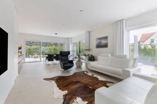 Langs de Oscar Jespersstraat te Oostduinkerke vinden we deze volledig afgewerkte villa uit 2023 te koop. De woning beschikt over 3...