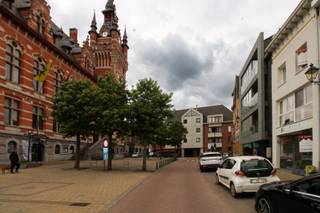 Welkom op Markt 31, in het kloppend hart van Temse, waar dit karaktervolle en multifunctionele handelshuis een unieke kans biedt voor...