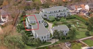 <p>Unit 72D is een uniek appartement van 119 m² met 2 slaapkamers, waar licht, rust en privacy centraal staan. Je geniet van een zonnig, deels overdekt terras omgeven door groen, met zicht op de prachtige parktuin, een heerlijke plek om buiten te ontspannen. De doordachte indeling ondersteunt het comfortabele woongevoel. Met een S-peil van 22 en een E-peil van -10, goed voor een EPC-label A+, betreft dit een bijzonder energiezuinige en toekomstgerichte woonst. <br /><br />In Hof Marly staan comfort, rust en energiezuinigheid centraal. Vloerverwarming via een individuele warmtepomp garandeert een aangenaam binnenklimaat met laag verbruik, terwijl zonnepanelen voorzien in de eigen energiebehoefte. Bovendien genieten bewoners vijf jaar vrijstelling van onroerende voorheffing. <br /><br />Het project is doordacht uitgewerkt met een ruime ondergrondse parkeergarage, zeer brede autostaanplaatsen met privatieve berging en aparte fietsparkeerzones per blok. Via meerdere trappenhallen en liften bereik je vlot de woonentiteiten en het binnenpark. <br /><br />Ook bouwtechnisch scoort Hof Marly hoog, met een vijfsterrenlabel voor akoestiek en afwerking dankzij performante isolatie en doordachte ontkoppeling van de entiteiten.</p>
