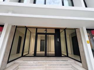 Op zoek naar een winkelpand of kantoorruimte op een toplocatie in Antwerpen? Ontdek de polyvalente commerciële ruimte die deel uitmaakt van het stijlvolle en trendy woonproject De Wastuin.<br /><br />Dit project omvat 97 appartementen en woningen, een grote binnentuin, een co-housingproject en één commerciële ruimte die zich flexibel laat inrichten.<br /><br />Te koop: multifunctionele commerciële ruimte<br />- oppervlakte: ca 267 m²<br />- gelijkvloers, met inkomdeur aan straatkant<br />- casco opgeleverd, dus in te richten naar eigen believen<br />geschikt voor kantoor, winkel, praktijk of zelfstandige activiteit<br />- onderdeel van het renovatiegedeelte van woonproject De Wastuin<br />- op A-locatie in de trendy buurt van Oud-Berchem (Eikelstraat), vlak bij ’t Groen kwartier. 