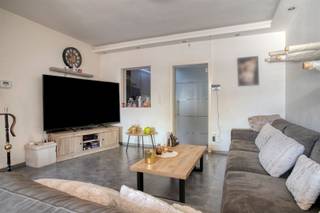 TOPPER!!Hedendaagse gerenoveerde rijwoning met garage en zonnige koerDe woning is als volgt ingedeeld:op het gelijkvloers is er een inkomhal,...