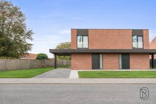 2 kwalitatieve luxueuze ENERGIENEUTRALE moderne nieuwbouwwoningen (21% btw). E-PEIL 0, TOPAFGEWERKT! INDELING: inkom met apart toilet,...