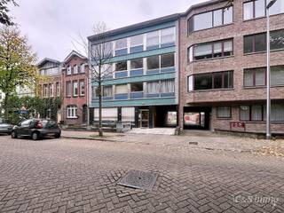 Lichtrijk appartement met groen uitzicht op toplocatie in Deuzeld.<br />Op de tweede verdieping bevindt zich dit goed gelegen en bijzonder lichtrijke appartement met een prachtig, open zicht op het groen. De ligging is ideaal op wandelafstand van parken, winkels en openbaar vervoer.<br />Bij binnenkomst komt u in de inkomhal met vestiaire en apart toilet. De ruime leef- en eetkamer (ca. 30 m²) met keramische tegelvloer geniet van veel natuurlijk licht en een aangenaam, groen uitzicht. De aanwezige haardcassette zorgt voor extra sfeer en gezelligheid.<br />De aparte keuken (ca. 9 m²) biedt veel potentieel en kan naar eigen smaak worden gemoderniseerd.<br />Verder beschikt het appartement over twee ruime slaapkamers (ca. 17 m² -11 m²). De master bedroom heeft toegang tot het terras aan de achterzijde, een rustige plek om te genieten van de buitenlucht. De badkamer is uitgerust met een douche en badkamermeubel.<br />Het appartement is voorzien van dubbele beglazing en een vernieuwde elektriciteitskast. Bovendien is er een privatieve kelderberging inbegrepen.