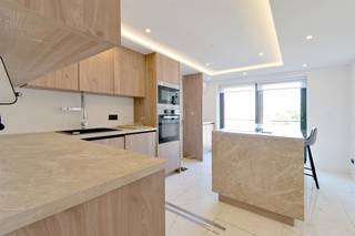 NIEUW TE KOOP OP DE MARKT IN ZELE! Ruim appartement met zicht op het marktplein. Zeker een bezoek waard! Voor de snelle beslisser. Het appartement beschikt over een warmtepomp en ventilatiesysteem. Indeling: Ruime inkomhal, prachtige woonkamer met zicht op het marktplein. Keuken voorzien van alle comfort. Verder is er ook een prachtige masterbedroom voorzien van eigen badkamer met inloopdouche en mogelijkheid tot het plaatsen van een bad. Tot slot zijn er nog 2 slaapkamers. Extra info: heel energiezuinig (74 kWh/m²jaar). Twijfel niet langer en mail ons voor meer informatie of een bezoek. jens@capston.be