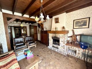 Te renoveren authentieke halfopen woning met goed onderhouden en ruime tuin (810m²) in het centrum van Adinkerke.<br /><br />De woning heeft een bewoonbare vloeroppervlakte van 237m² en is gelegen vlakbij scholen, winkels en de autostrade. <br /><br />Gelijkvloers: Inkomhal, woonkamer, ruime keuken, badkamer, bijkeuken, apart toilet, garage. <br />1e verdiep: Nachthall, apart toilet en 4 ruime slaapkamers<br />Zolderverdieping die nog kan worden ingericht. <br /><br />EPC: 808kWh/m² - Label F <br />Deze woning valt onder de renovatieplicht voor residentiële woningen. <br /><br />Meer info en virtueel bezoek: www.immodepanne.be