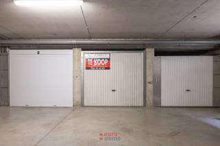Op zoek naar een vaste, veilige stelplaats voor uw wagen in Nieuwpoort? Deze garagebox in Residentie Nieuwzand, gelegen aan de Franslaan, biedt u precies dat!<br /><br />Met een lengte van 5m en een breedte van 2m58 is er voldoende plek voor de meeste wagens of kan deze garage ook prima gebruikt worden als opslagplek.<br /><br />Een handige troef voor wie in de buurt woont of een appartement in de Franslaan bezit en op zoek is naar een vaste parkeerplaats vlakbij.<br /><br />Interesse? Neem gerust contact op voor meer informatie!