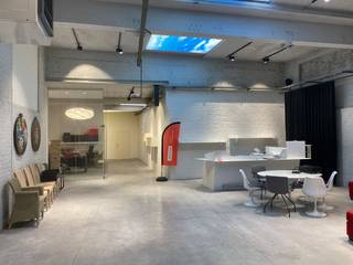 Polyvalent bedrijfsgebouw te koop (wegens verhuis) te Roeselare bestaande uit een magazijn/opslagplaats en bijhorende showroom met kantoren...