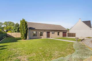 Deze <strong>zeer goed onderhouden gelijkvloerse woning</strong> is gelegen op een<strong> mooi perceel van 937 m²</strong> in Heestert, op de grens met Zwevegem-Knokke, en geniet van een bijzonder <strong>aangename ligging langs het kanaal Bossuit-Kortrijk</strong>.<br />De woning ligt rustig <strong>teruggetrokken van de straat</strong> en combineert deze groene ligging met een <strong>vlotte bereikbaarheid richting Kortrijk en de belangrijkste invalswegen en autosnelwegen</strong>.<br />Dankzij de praktische indeling, drie slaapkamers en volwaardige tuin is dit een comfortabele woning op een<strong> unieke locatie aan het water</strong>.<br /><br /><u><strong>Indeling</strong></u><br />Via de inkomhal met apart toilet kom je binnen in de woonkamer met eetplaats en zithoek.<br />Aansluitend bevindt zich de keuken. De nachthal geeft toegang tot drie slaapkamers en een badkamer.<br />Verder beschikt de woning over een praktische inpandige garage met wasplaats en een ruime zolder die heel wat extra bergruimte biedt.<br />Achteraan bevindt zich de volwaardige tuin met een rustgevend zicht op het kanaal.<br />Het nabijgelegen jaagpad langs het kanaal Bossuit-Kortrijk vormt bovendien een ideale uitvalsbasis voor mooie wandel- en fietstochten langs het water.<br /><br /><u><strong>Technisch</strong></u>
<ul>
<li>Dakisolatie aanwezig</li>
<li>EPC: 459 kWh/(m² jaar) – de woning valt onder de renovatieverplichting</li>
<li>Mogelijkheid om mits beperkte energetische ingrepen aan de renovatieverplichting te voldoen</li>
<li>Niet gelegen in overstromingsgevoelig gebied</li>
<li>Regenwaterput van 10.000L</li>
</ul>
<u><strong>Troeven</strong></u>
<ul>
<li>Zeer goed onderhouden gelijkvloerse woning</li>
<li>Mooi perceel van 937 m²</li>
<li>Prachtige ligging langs het kanaal Bossuit-Kortrijk</li>
<li>Rustig teruggetrokken van de straat</li>
<li>3 slaapkamers op het gelijkvloers</li>
<li>Volwaardige tuin met zicht op het water</li>
<li>Vlotte toegang tot het jaagpad</li>
<li>Praktische garage met wasplaats</li>
<li>Ruime zolder</li>
<li>Vlotte ontsluiting richting Kortrijk en autosnelwegen</li>
</ul>
<u><strong>Contact</strong></u><br />Contacteer Aaron gerust voor meer info of een rondleiding: 0471 89 28 25 - aaron@real-immo.be.<br />Ontdek zelf de rust en unieke ligging van deze woning. <strong>Tot binnenkort!</strong>