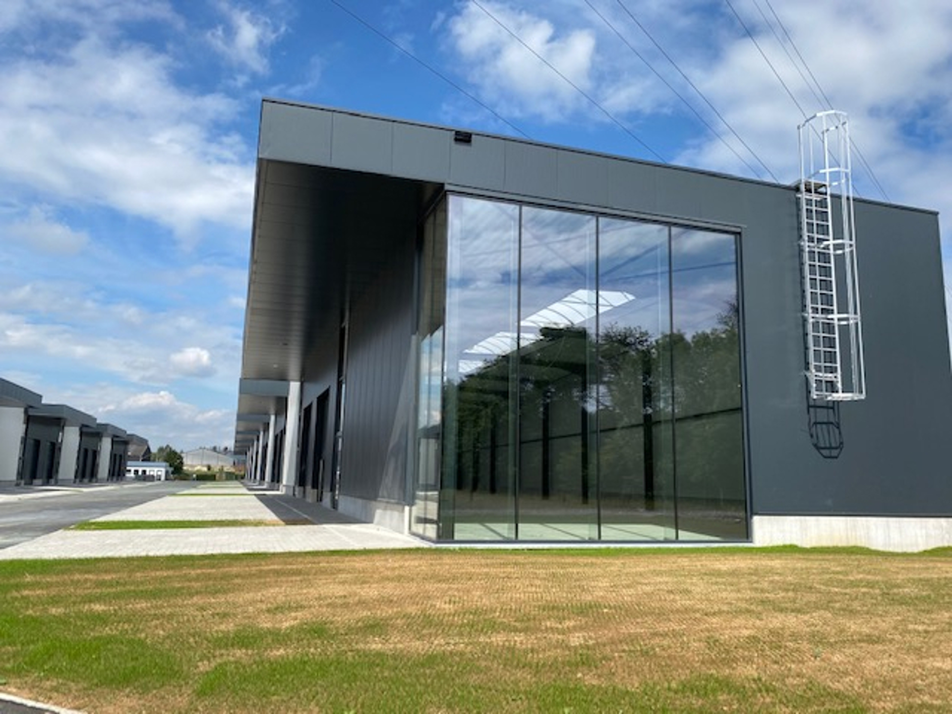 Nieuw magazijn +/- 164 m² te huur op Achêne. - foto 3