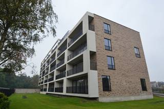 Dit instapklare en verzorgd afgewerkte appartement bevindt zich op een rustige locatie, op korte afstand van het centrum van Eeklo.Dankzij de...