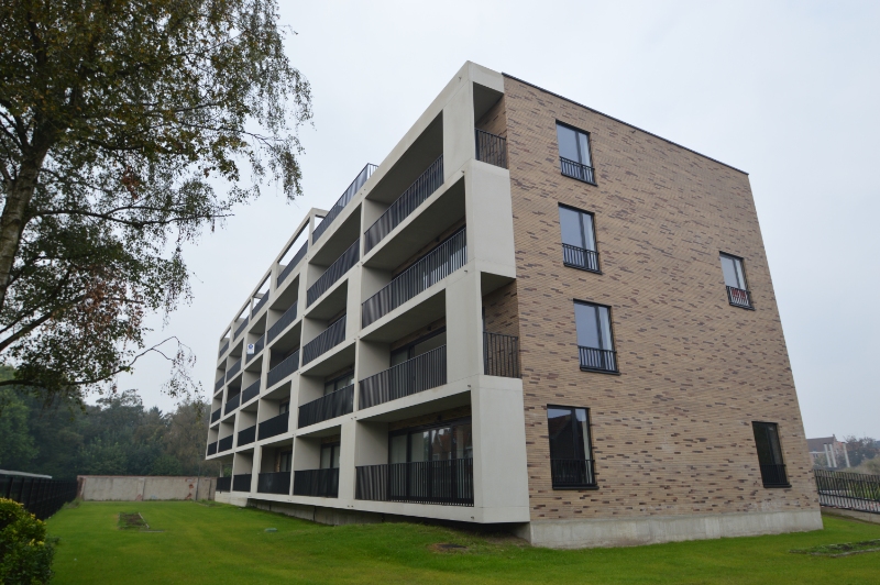 Modern 2-slaapkamerappartement met garage op rustige, groene ligging - foto 1