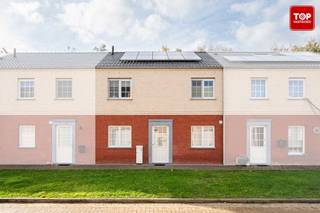 In een rustige en kindvriendelijke woonwijk presenteren we deze instapklare woning met drie slaapkamers en een uitstekende EPC-score A. <br />De woning uit 2014 werd met grote zorg onderhouden en huisvest een gezellige sfeer.<br />Via de inkomhal bereikt u zowel de keuken als de lichtrijke woonkamer, die dankzij de grote raampartijen uitkijkt op de rustige tuin. <br />Deze aangename buitenruimte is rechtstreeks toegankelijk vanuit de woonkamer en vormt een ideale plek om in alle privacy te genieten.<br />Op de eerste verdieping bevinden zich de slaapkamers en een stijlvol ingerichte badkamer<br />De zolderverdieping is toegankelijk via een valtrap en biedt mits plaatsen van een vaste trap nog mogelijkheid tot extra slaapkamers of riante hobbyruimte.<br />De combinatie van energiezuinig wonen, kwaliteitsvolle afwerking en een fijne ligging maakt van deze woning een bijzonder aantrekkelijke kans.<br /><br />Als troef is er de aparte garage, perfect voor elke type wagen of als ruime bergplaats.<br /><br />Beschikbaarheid overeen te komen.<br /><br />Contacteer Top Vastgoed op 0475 700 700!