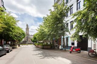 Cet appartement rez-de-chaussée magnifiquement rénové est situé dans la rue Scheldestraat, au pied de la place Marnix. Vous profitez ici du meilleur que le quartier du Zuid a à offrir, à distance de marche de nombreux points d’intérêt tels que le KMSKA, des restaurants conviviaux et des cafés tendance, avec en plus une excellente connexion vers le centre-ville et les axes principaux.<br /><br />En entrant dans l’appartement, vous serez immédiatement séduit par la belle luminosité et la disposition réfléchie. L’espace de vie lumineux, avec une cuisine ouverte élégante attenante, forme le cœur de l’appartement. La cuisine est équipée d’appareils encastrés de qualité et d’un large plan de travail, idéal pour les amateurs de cuisine ou pour recevoir des invités. De plus, la cuisine donne directement accès à la terrasse intérieure, où vous pouvez profiter du calme. Une buanderie pratique avec raccordements pour machine à laver et sèche-linge complète cet espace.<br /><br />L’appartement comprend une chambre principale spacieuse avec des fenêtres coulissantes donnant sur un agréable espace vert extérieur avec terrasse. En outre, deux chambres supplémentaires offrent une grande flexibilité pour être aménagées en chambre d’enfant, bureau, dressing ou chambre d’amis. Deux salles de bains modernes équipées d’une douche à l’italienne viennent compléter ce bien.<br /><br />Deux caves pratiques sont également incluses dans le prix. Une box garage fermée dans l’immeuble peut être acquise pour 75 000 €, un atout exceptionnel dans ce quartier très recherché.<br /><br />En résumé, un appartement clé en main qui combine parfaitement espace, confort et emplacement de choix au Zuid.<br /><br />Intéressé ? Contactez LISTED pour une visite au +32 3 283 51 51.
