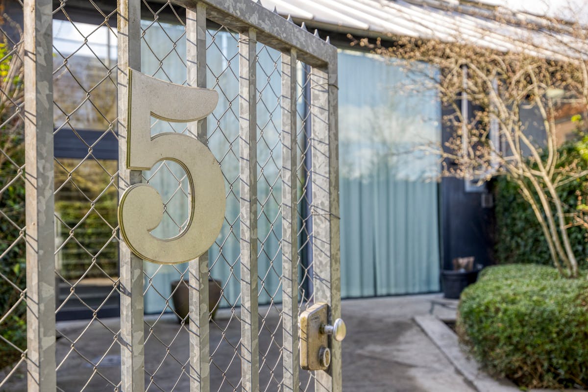 Unique loft with courtyard and parking in Sint-Kruis (Bruges) - photo 4