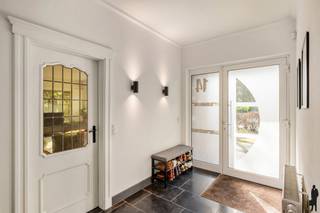 <p><strong>Instapklare, gelijkvloerse villa met prachtige tuin op ca. 1.680 m² in hartje Kapellen-Heide!</strong><br />Deze woning beschikt over een ruime zolder met potentieel én een <strong>vrijstaand garagegebouw</strong>!<br /><br />De woning omvat in totaliteit 3 bouwlagen, waaronder:</p>
<ol>
<li>
<p>Een gelijkvloerse verdieping met inkomhal, vestiaire, gastentoilet, woonkamer, eetplaats, leefkeuken,<strong> tuinkamer </strong>en nachthal met toegang tot de slaapkamers en badkamer 2. Een volledig inrichtbare zolderverdieping</p>
</li>
<li>
<p>Een praktische vrijstaande garage met oprit<br /><br /><strong>Voorzieningen op de gelijkvloerse verdieping:</strong></p>
</li>
</ol>
<ul>
<li>
<p>Inkomhal met gastentoilet, handenwasser en vestiaire</p>
</li>
<li>
<p>Lichtrijke woonkamer op parket met een <strong>gezellige pelletkachel </strong>verwerkt in de <strong>open haard</strong>, met zicht op de fraai<strong> aangelegde tuin</strong></p>
</li>
<li>
<p>Ruime eetplaats aansluitend op de keuken</p>
</li>
<li>
<p>Volledig vernieuwde, moderne<strong> leefkeuken </strong>met centraal eiland en <strong>kwaliteitsvolle inbouwtoestellen</strong></p>
</li>
<li>
<p>Tuinkamer met grote raampartijen en een sfeervolle connectie met de tuin</p>
</li>
<li>
<p>Nachthal die toegang geeft tot:<br /> • Masterbedroom (ca. 17 m²)<br /> • Slaapkamer 2 (ca. 12 m²)<br /> • Verzorgde badkamer met<strong> inloopdouche</strong>, dubbele lavabo en toilet<br /><br /><strong>Voorzieningen op de zolderverdieping:</strong></p>
</li>
</ul>
<ul>
<li>
<p>Ruime zolder over de volledige breedte van de woning, bereikbaar via zolderluik</p>
</li>
<li>
<p>Mogelijkheid tot het inrichten van extra slaapkamers, bureau of hobbyruimte<br /><br /><strong>Bijzonderheden:</strong></p>
</li>
</ul>
<ul>
<li>
<p>Vrijstaande garage met automatische poort en extra bergruimte, een zonnige tuin met <strong>zonneterras</strong> en vaste <strong>barbecue,</strong> een <strong>blanco EK</strong>, een <strong>EPC C </strong>(bijna B!!) een instapklaar karakter dankzij grondige renovaties in keuken en badkamer en een zolder die<strong> uitbreidingsmogelijkheden</strong> biedt.</p>
</li>
</ul>
<p><strong>Ligging van deze woning:</strong><br />Deze woning is gelegen in een rustige,<strong> groene woonwijk</strong> aan de Barreellaan in <strong>Kapellen/Heide,</strong> op wandelafstand van het levendige dorpscentrum met winkels, horeca en supermarkten.<br />Verder geniet u van een uitstekende verbinding richting Kapellen centrum,<strong> Brasschaat</strong>, de <strong>Nederlandse grens</strong> én <strong>Antwerpen.</strong> Wat betreft de directe omgeving, bevindt u zich:</p>
<ul>
<li>
<p>Op veilige wandel- en fietsafstand van basisscholen, <strong>station Heide</strong> en <strong>natuurgebieden</strong>.</p>
</li>
<li>
<p>In de onmiddellijke nabijheid van openbaar vervoer, de <strong>fietsostrade</strong> én invalswegen</p>
</li>
</ul>