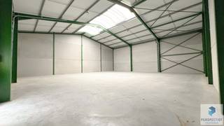 Te huur: KMO-units (240m² en 360m²) nabij E40 Beernem<br />Deze nieuwe KMO-units zijn uitstekend gelegen, op slechts 450 meter van de op- en afrit 10 Beernem van de E40. De opslagruimtes hebben een vrije hoogte van 6 tot 7,40 meter en zijn toegankelijk via een automatische sectionale poort (4,50m x 4,50m) en een aparte deur. De units zijn voorzien van een lichtstraat, rookluik, voldoende elektrische aansluitingen en LED-verlichting. Er is ruime parkeergelegenheid en manoeuvreerruimte op het terrein. De units voldoen aan de EPB-wetgeving en zijn onmiddellijk beschikbaar.<br />Voordelen:<br />Nabij E40-op- en afrit<br />Automatische sectionale poort<br />Vrije hoogte van 6 tot 7,40 meter<br />Ruime parkeergelegenheid en manoeuvreerruimte<br />Voor meer info of een bezoek: 050 550 750 of info@perspectiefvastgoed.be