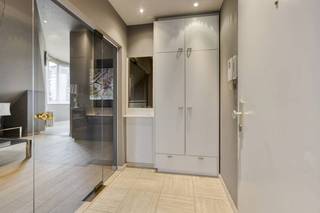 Het penthouse combineert een aangename woonomgeving met een topligging in Hasselt. Met een bewoonbare oppervlakte van 136 m² biedt het appartement een gevoel van ruimte en comfort, terwijl de grote raampartijen zorgen voor een prachtig, weids 240° uitzicht over de stad en een overvloed aan natuurlijk licht.Dankzij de centrale ligging bevinden winkels, restaurants, openbaar vervoer en belangrijke invalswegen zich op korte afstand, wat dit pand bijzonder aantrekkelijk maakt voor wie rustig wil wonen met alle voorzieningen binnen handbereik.We betreden de woning via de inkomhal, die toegang geeft tot de ruime leefruimte die naadloos aansluit op de keuken, waar de hoge raampartijen zorgen voor een overvloed aan natuurlijk licht en een uitzonderlijk overzicht over de Groene Boulevard. Vanuit deze gezellige leefruimte heeft u bovendien directe toegang tot het terras met elektrische zonwering, waar het heerlijk vertoeven is en u optimaal kan genieten van het adembenemend uitzicht over Hasselt.Vervolgens bereiken we de nachthal, die toegang biedt tot een eerste slaapkamer (eventueel te gebruiken als bureelruimte), een aparte dressing, een modieus ingerichte vestiairelavabo, een aparte toiletruimte, een aparte doucheruimte, om vervolgens toegang te hebben tot de masterbedroom die beschikt over een aansluitende volledig ingerichte badkamer met ligbad. Dit penthouse is uitgerust met uitgelezen materialen zoals natuurstenen vloeren, parket, en voor bijkomend comfort beschikt het over airconditioning, vliegenramen en verduisteringsgordijnen op de velux ramen.Tot slot beschikt dit penthouse over een autostaanplaats en een praktische kelderberging, wat het geheel compleet maakt.Kortom, dit penthouse combineert ruimte, licht, een uitstekende ligging en is daarmee een unieke opportuniteit in Hasselt.Relevante documenten zijn beschikbaar op onze website: www.dewaele.comDe eigendom wordt aangeboden via de Pre-sale formule. Op 23/04/2026 tussen 16:00 en 18:00 kan u de woning op afspraak komen bezichtigen en een bod uitbrengen. De vermelde prijs is een instelprijs. Voor meer info, gelieve contact op te nemen met de dossierverantwoordelijke.Bestuursmaatregelen in het maatregelenregister: nee