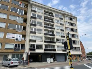 Karaktervol appartement op de 7e verdieping, gelegen tegenover het Citadelpark, vlotte verbinding met het openbare vervoer, grootwarenhuizen in...
