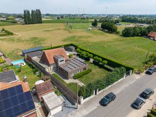 Ontdek deze uiterst charmante en kwalitatief afgewerkte villa, gelegen op een volledig omheind perceel van maar liefst 1.195 m². <br /><br />De woning paalt aan agrarisch gebied en geniet van een prachtig, groen verzicht, wat zorgt voor een unieke combinatie van rust, privacy en ruimte.<br /><br />Dankzij de rustige, doch centrale ligging bevindt u zich op wandelafstand van de sportvelden van 't Kraaienhof en geniet u van een vlotte verbinding naar Waregem, Zulte en Tielt.<br /><br />De villa is praktisch ingedeeld en biedt een uitzonderlijk ruime bewoonbare oppervlakte. <br /><br />Op het gelijkvloers vindt u een gezellige zithoek, een lichtrijke leefruimte, een bureauruimte die eveneens als extra slaapkamer kan dienen, twee slaapkamers, een ruime leefveranda en twee volledig uitgeruste badkamers.<br /><br />De open keuken vormt het hart van de woning en is voorzien van kwalitatieve toestellen, een overvloed aan kastruimte en een ruim werkblad; een droom voor elke kookliefhebber.<br /><br />Op de verdieping bevinden zich nog twee volwaardige slaapkamers, waardoor de woning in totaal over vier slaapkamers beschikt.<br /><br />Ook buiten is het volop genieten. De fraai aangelegde en verzorgde tuin met meerdere terrassen biedt op elk moment van de dag een aangename plek om tot rust te komen. <br /><br />Achteraan het perceel bevinden zich een ruime garage en een carport, bereikbaar via de verzorgde oprit.<br /><br />Troeven:<br /><br />•Volledig omheind perceel van 1.195 m²<br />•Prachtig verzicht op agrarisch gebied<br />•4 slaapkamers<br />•2 badkamers<br />•Ruime leefveranda<br />•Volledig ingerichte keuken met kwalitatieve toestellen<br />•Centrale verwarming op aardgas<br />•Airconditioning<br />•EPC-label C<br />•Veel bergruimte<br />•Ruime oprit<br />•Garage en carport<br />•Rustige, maar centrale ligging<br /><br /><br />Bezoekdag op zaterdag 22 augustus van 9.30 u tot 12.00 u.<br /><br />Reserveer uw bezoek eenvoudig via onze website.