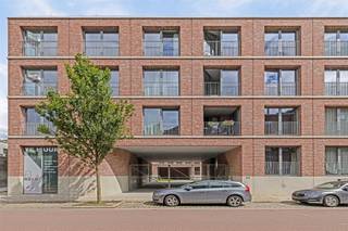 <p><span><span>Het project is gelegen in de snel ontwikkelende </span><strong>Damwijk</strong><span>, een bruisende buurt in volle groei. Het hedendaagse en duurzame project bestaat uit 37 nieuwbouwappartementen en één kantoorruimte, gegroepeerd rond een aangename binnentuin. Verschillende appartementen beschikken over een private buitenruimte en sommige units hebben een eigen private toegang.</span></span></p><p><span><strong>Eerste bewoning gemeubeld 2-slaapkamerappartement van ca. 82 m².</strong></span></p><p><span><span>Het appartement is als volgt ingedeeld: inkomhal met toegang tot de lichtrijke leefruimte en volledig uitgeruste keuken, twee slaapkamers, een douchekamer en een apart toilet.</span></span></p><p><span><span>Mogelijkheid tot het huren van een </span><strong>autostaanplaats aan 90/maand</strong><span> en een </span><strong>private berging aan 30/maand</strong><span>.</span></span></p><p><span><span>Gunstig gelegen nabij openbaar vervoer, winkels en andere voorzieningen.</span></span></p><p><span><strong>Energieprestatie:</strong><span> A</span></span><br /><span><strong>Maandelijkse kosten:</strong><span> 190, inclusief gemeenschappelijke kosten, verwarming, warm water, verzekering en beheerskosten.</span></span></p>
